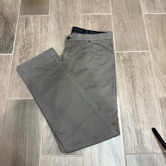 Wrangler Men’s Pants Gray Stretch Casual Chino 38x32 Straight Leg Comfort - Picture 1 of 8